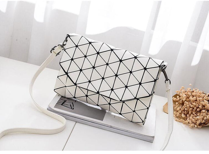 Vorderansicht der geometrischen matten Damen Schultertasche aus PVC, modernes und stilvolles Accessoire.