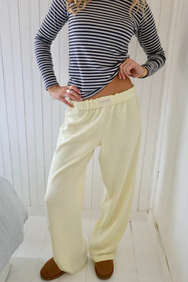 Gestreifte Damen Loose Fit Hose auf Kleiderbügel; modische Freizeithose mit Komfort und Stil.