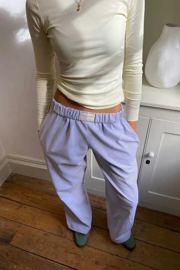 Saumdetail der gestreiften Damen Hose; bequeme, weite Beinöffnung der Loose Fit Sommerhose.