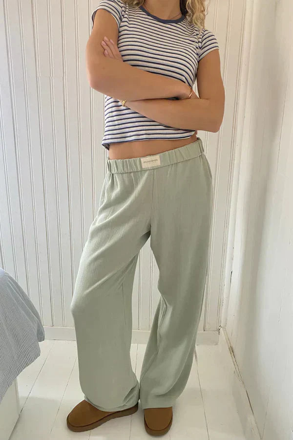 Damen Streifenhose mit Bluse kombiniert; vielseitige Loose Fit Hose für elegante & legere Outfits.