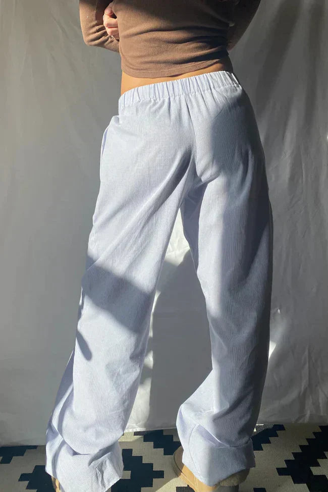 Seitliche Ansicht der gestreiften Damen Sommerhose mit lockerem Schnitt und elastischem Bund.