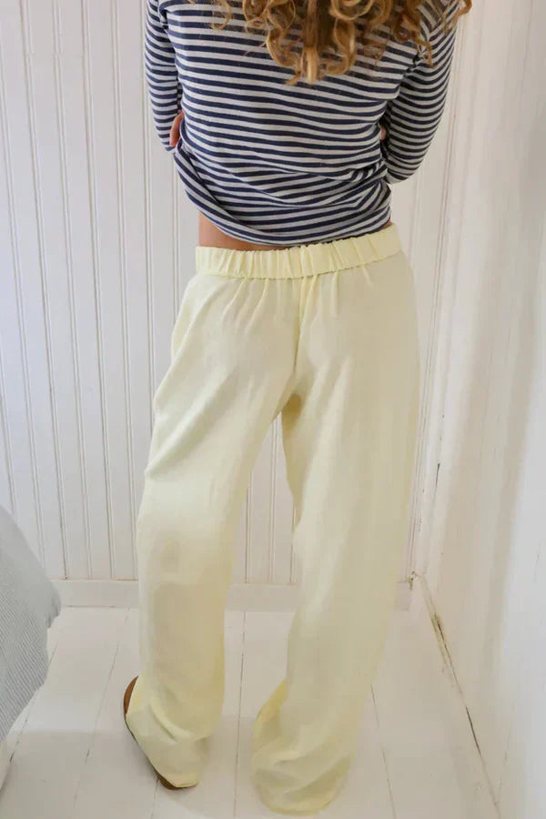 Nahaufnahme des elastischen Bundes der gestreiften Damen Hose; Komfort und perfekte Passform garantiert.