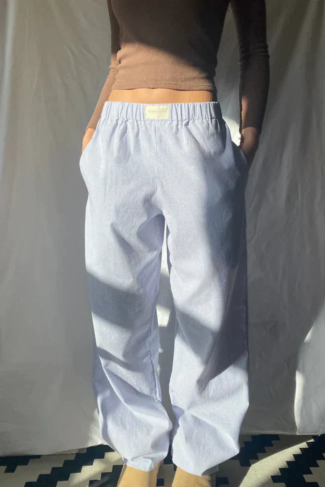 Gefaltete gestreifte Damen Sommerhose mit elastischem Bund; platzsparend und bereit für den nächsten Urlaub.