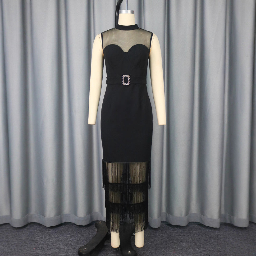 Rotes elegantes Damen Abendkleid mit transparenten Partien und modischen Fransen für besondere Nächte.