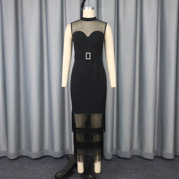 Rotes elegantes Damen Abendkleid mit transparenten Partien und modischen Fransen für besondere Nächte.