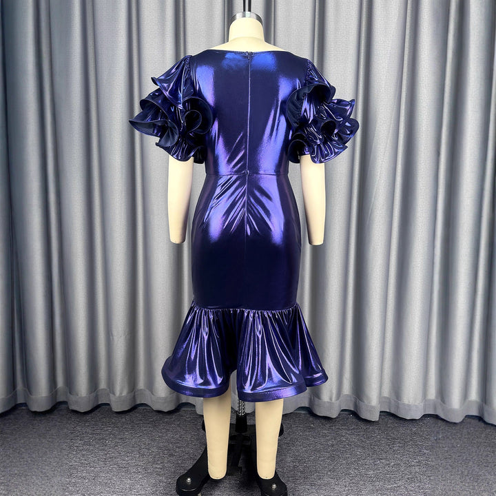 Dunkelblaues, elegantes Damen Cocktailkleid/Ballkleid mit glamourösen Rüschenschultern für besondere Abendmode.