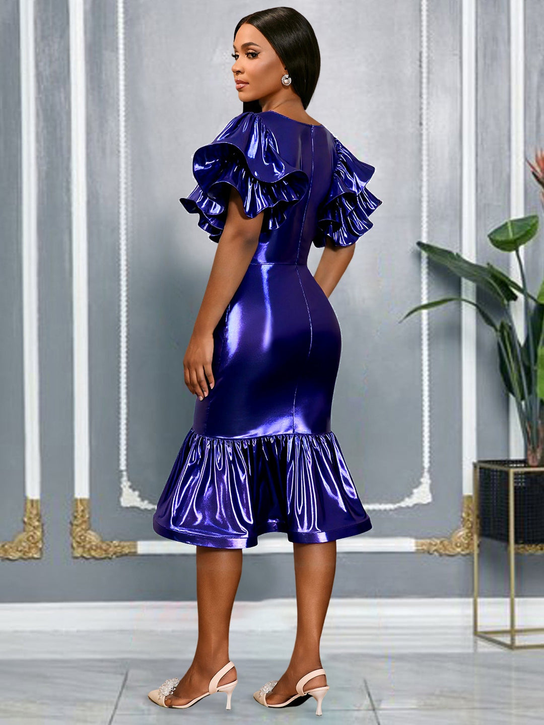 Exquisite Damen Abendmode: Dunkelblaues Ballkleid mit eleganten Rüschenschultern, perfekt für Gala & Feierlichkeiten.