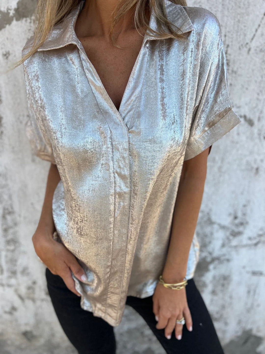 Stilvolle Damen Kurzarm-Glanzbluse, elegant & modisch, perfekt für warme Tage, vielseitig.