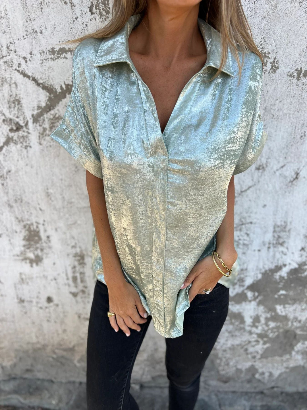 Modische Damen-Hemdbluse mit Glanz-Effekt, kurzärmlig, locker geschnitten, ideal für diverse Anlässe.