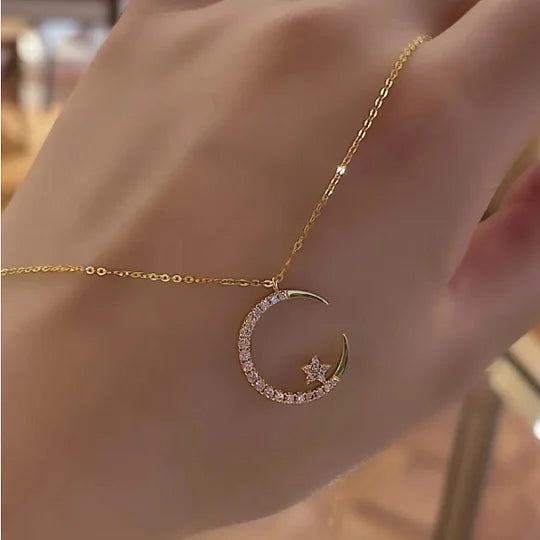 Damen Halskette: Goldplattierter Mond- & Stern-Anhänger. Hypoallergener, verstellbarer Schmuck, ideal als Geschenk.