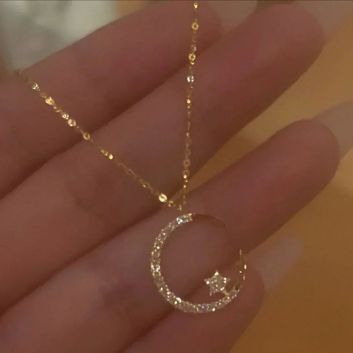 Goldplattierte Damen Halskette mit detailreichem Himmels-Motiv: Mond- & Stern-Anhänger. Verstellbarer Damenschmuck.