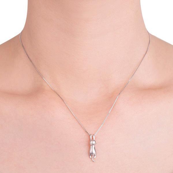 Feminine Silberkette für Damen mit niedlichem Katzen-Anhänger, detailreich und aus 925er Sterling Silber gefertigt.