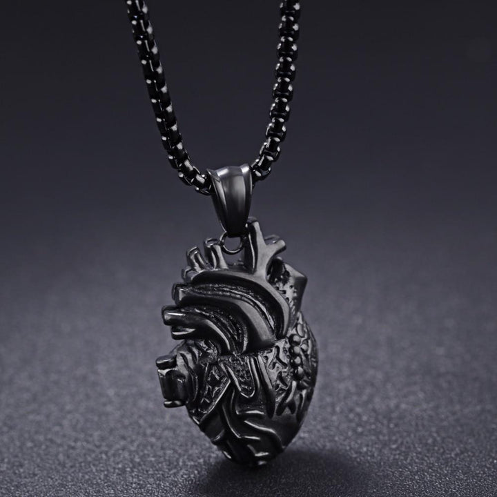 Nahaufnahme einer Damen Halskette mit faszinierendem 3D anatomischem Herz Anhänger, perfekt als Geschenk.