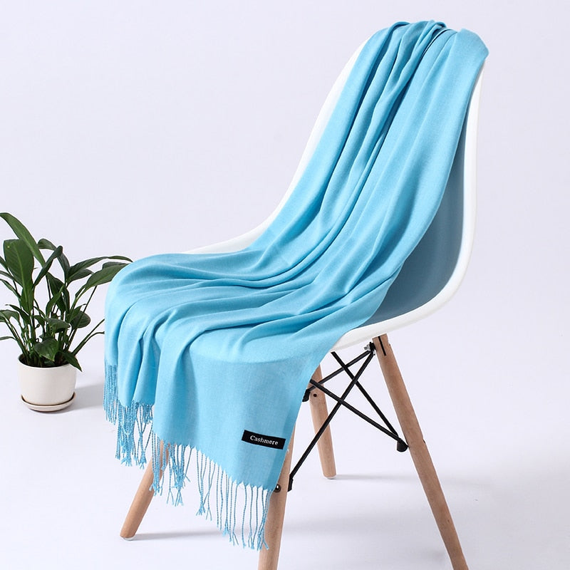Damen Halstuch im Herbst: warm, weich, elegant als modischer Schal.