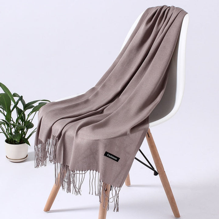 Damen Halstuch im Winter: schick, wärmend, stilvolles und elegantes Accessoire.