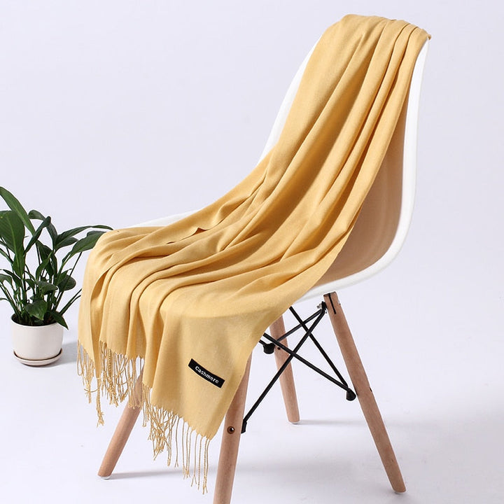 Modisches Halstuch: mit elegantem Muster, für Damen, trendiges Accessoire.