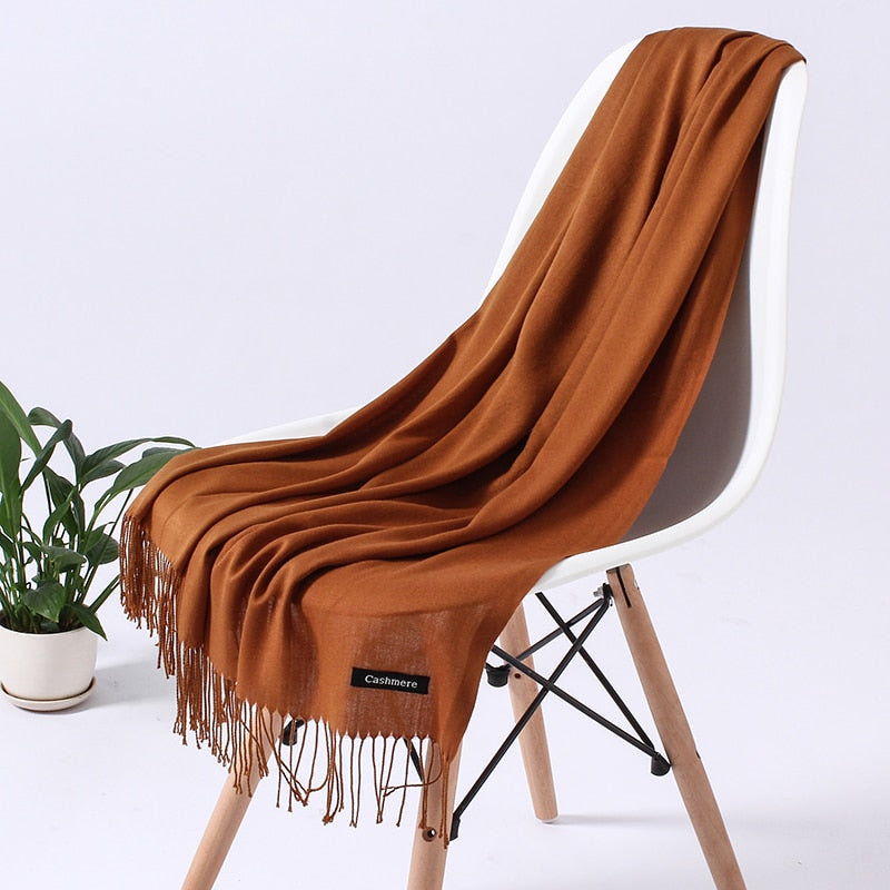 Farbenfrohes Damen Halstuch: gemustert, ideal als Schal-Accessoire.