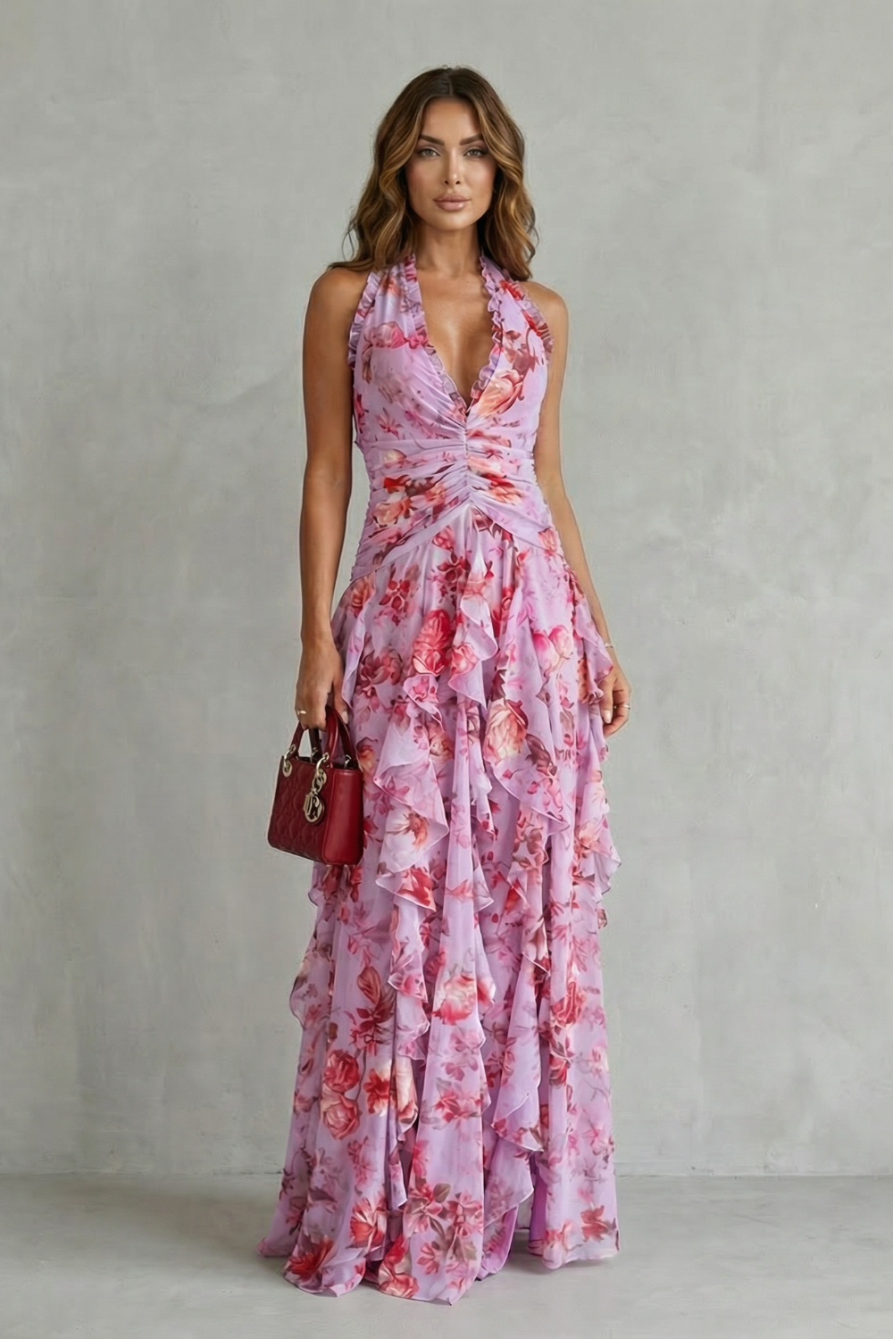 Romantisches Damen Halter Blumen Maxikleid mit auffälligem Print & fließenden Kaskadenrüschen. Perfekt für den Sommer.