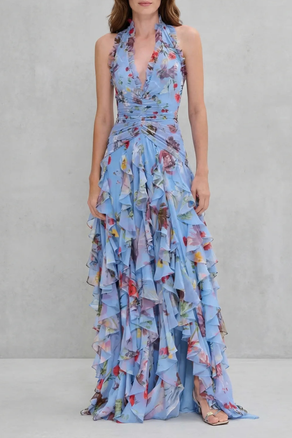 Fließendes Damen Halter Maxikleid mit floralem Print, Kaskadenrüschen. Schmeichelhafter Schnitt für feminine Eleganz.