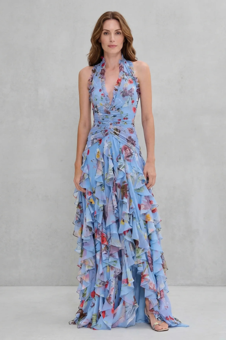 Detailaufnahme: Zarte Blumen auf Damen Halter Maxikleid mit eleganten Kaskadenrüschen. Romantisches Sommerkleid.