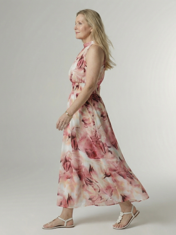Detailansicht: Halter-Ausschnitt am eleganten Damen Midikleid, modern und schmeichelhaft.