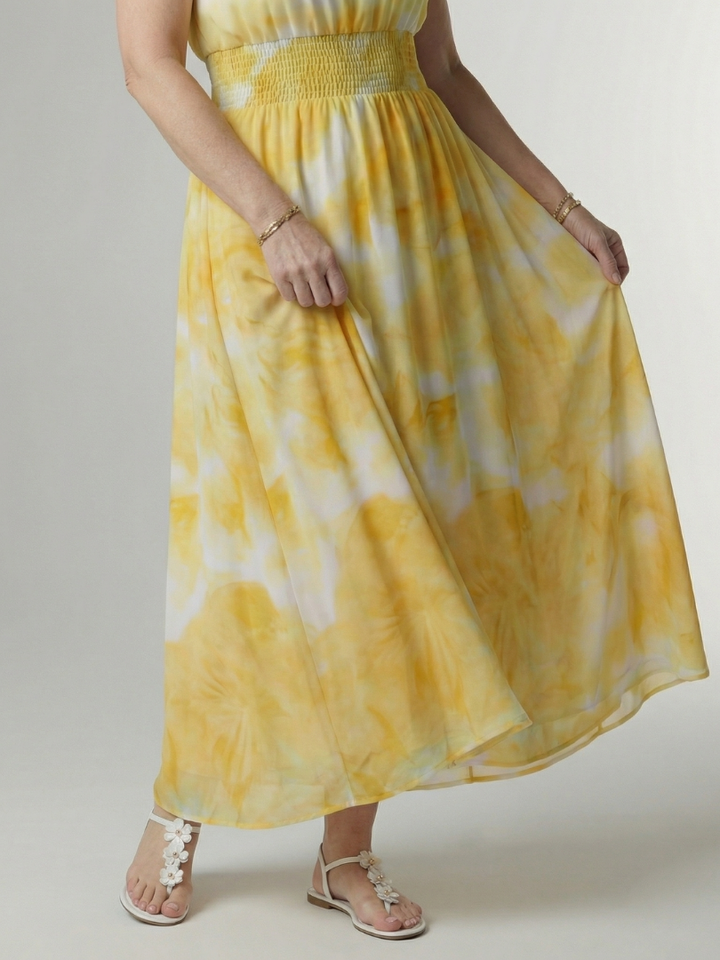Bequemes, gerafftes Damen Midikleid mit Halter-Ausschnitt, stilvoll und sommerlich.