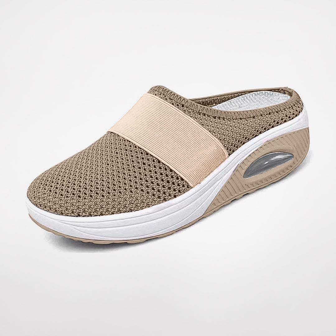 Bequeme Damen Hausschuhe in Detailansicht, mit ergonomischer Passform & Fußgewölbestütze für gesunde Füße und Komfort.