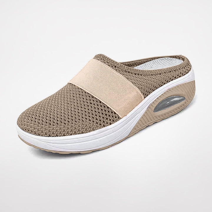 Bequeme Damen Hausschuhe in Detailansicht, mit ergonomischer Passform & Fußgewölbestütze für gesunde Füße und Komfort.