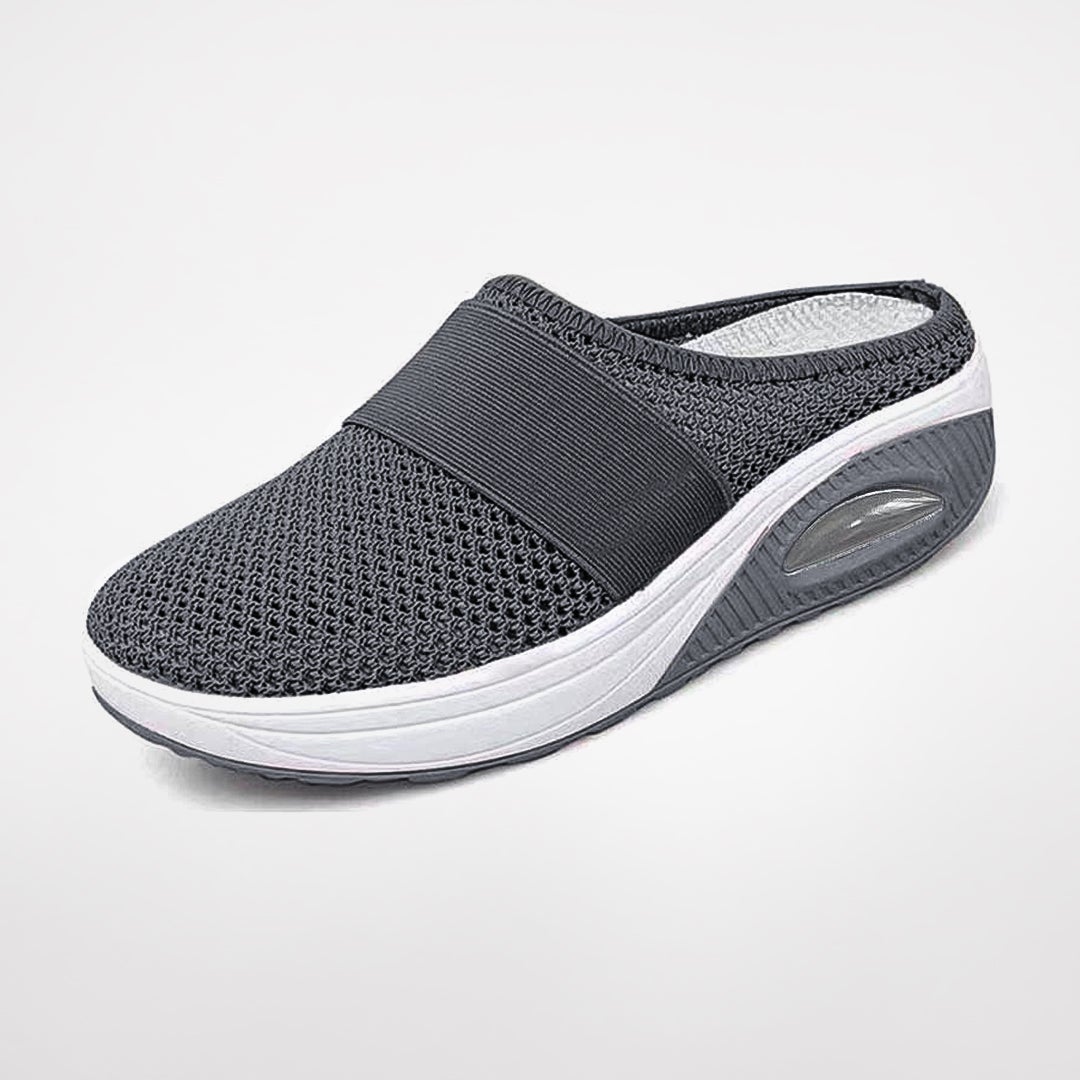 Ansicht der robusten Sohle: Rutschfeste Damen Hausschuhe mit ergonomischem Design, ideal als Gesundheitsschuhe.