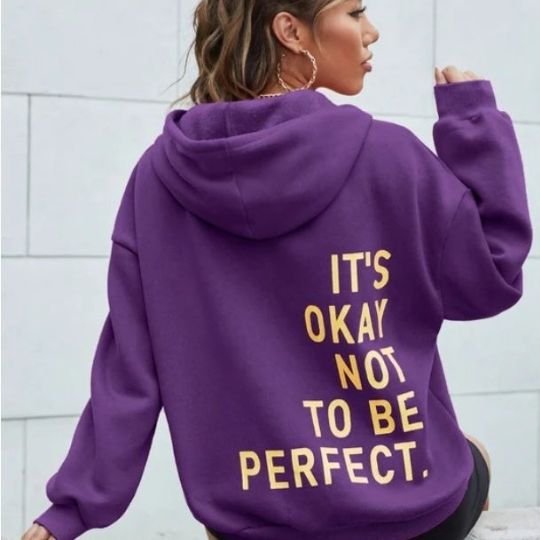 Frau trägt den bequemen Damen Kapuzenpullover Rosalie im Regular Fit, modische Freizeitmode.