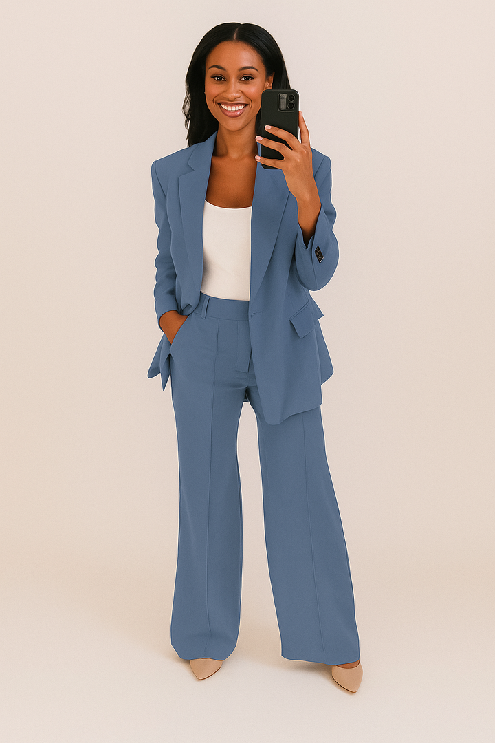 Modischer Damen Hosenanzug als Zweiteiler mit langem Blazer und lässiger Weithose für Komfort und Stil.