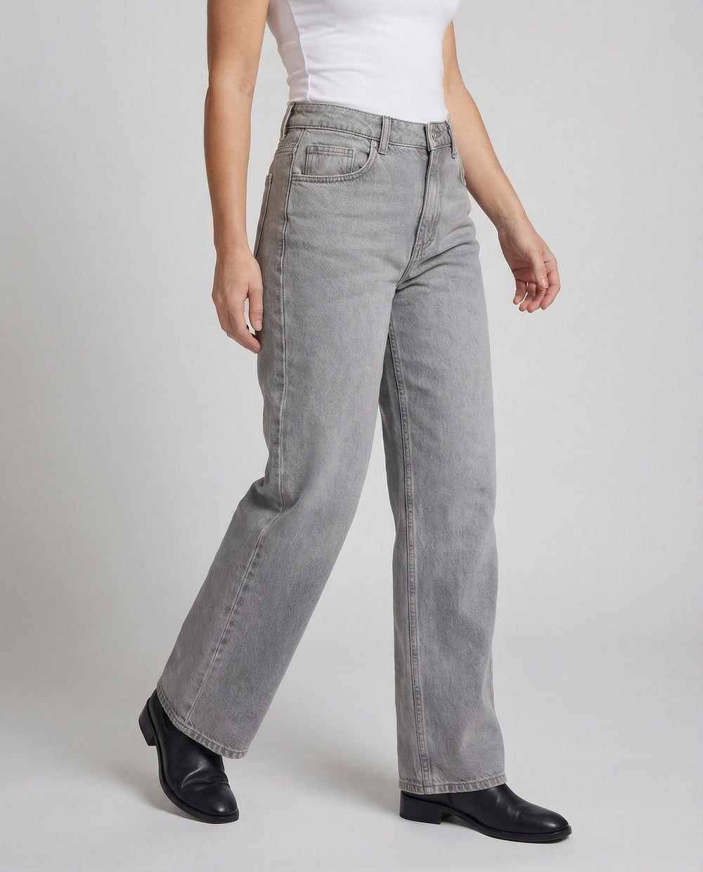Modische Damenjeans, gerades Bein, niedriger Bund. Bequeme Passform für Casual-Looks und Freizeitmode.