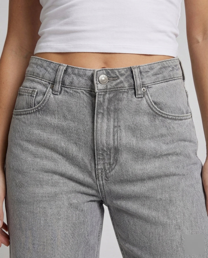 Klassische blaue Damenjeans, gerades Bein, niedrige Bundhöhe. Vielseitig kombinierbar für modische Outfits.