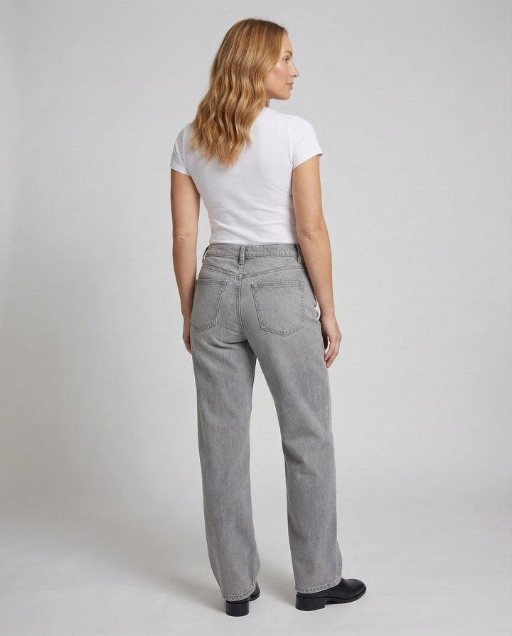 Stylische Damenjeans, gerader Schnitt, niedriger Bund. Perfekt für moderne Streetstyle-Looks & Freizeitmode.