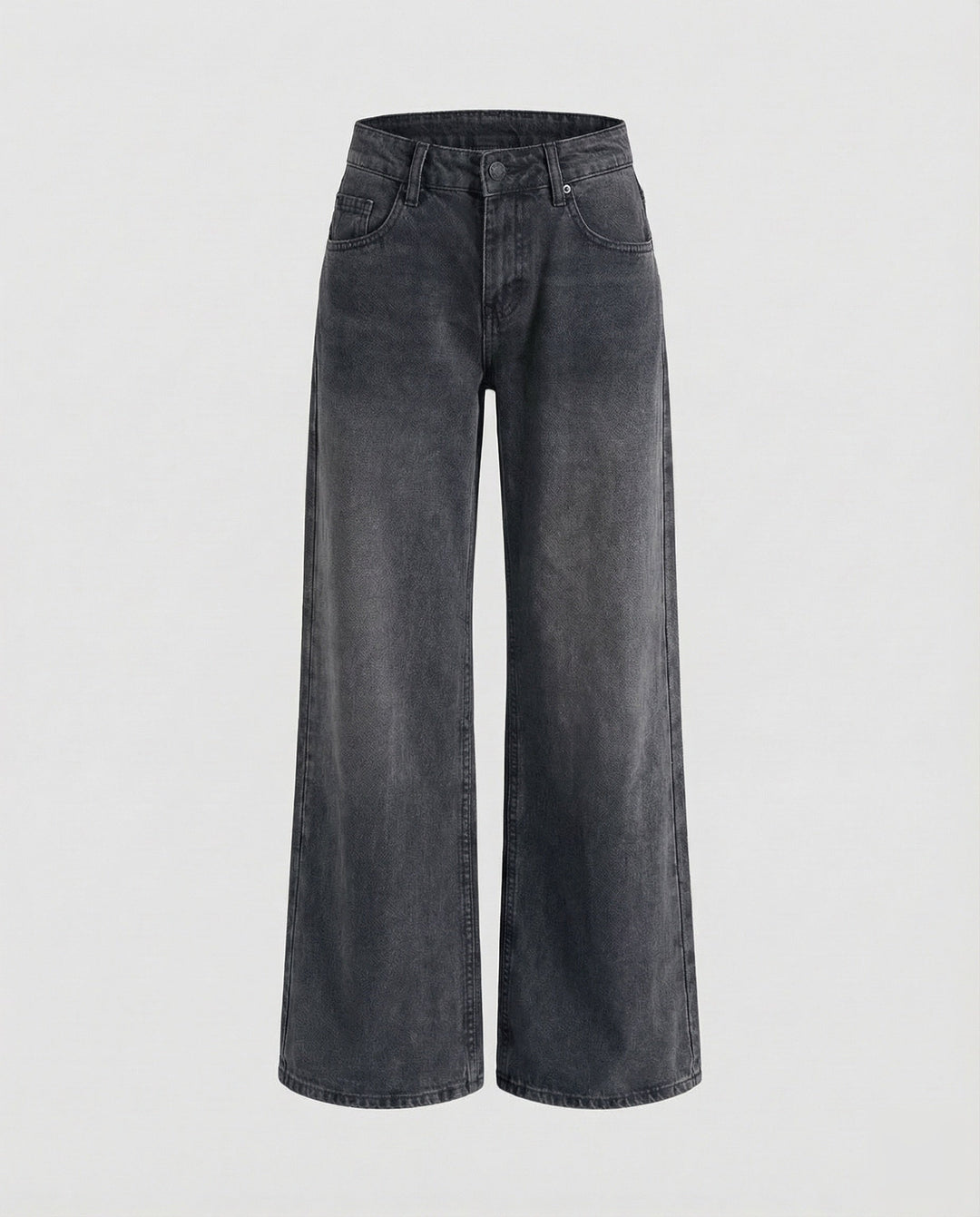 Model trägt gerade Damenjeans mit niedrigem Bund. Lässiger Streetstyle, bequeme Freizeit-Jeanshose.