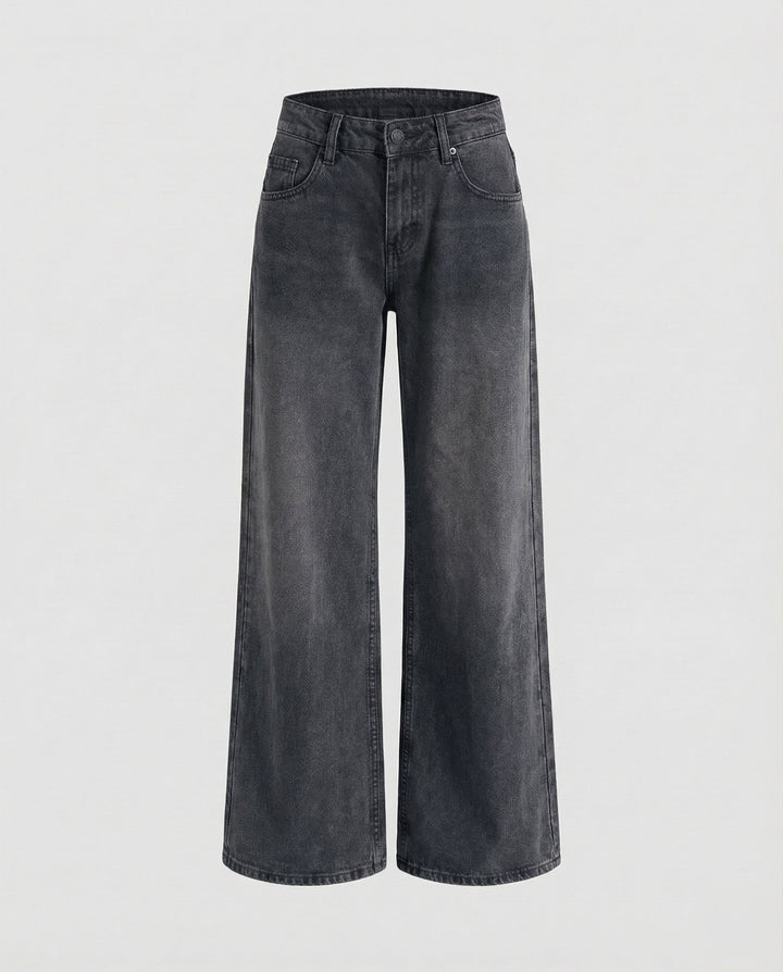 Model trägt gerade Damenjeans mit niedrigem Bund. Lässiger Streetstyle, bequeme Freizeit-Jeanshose.