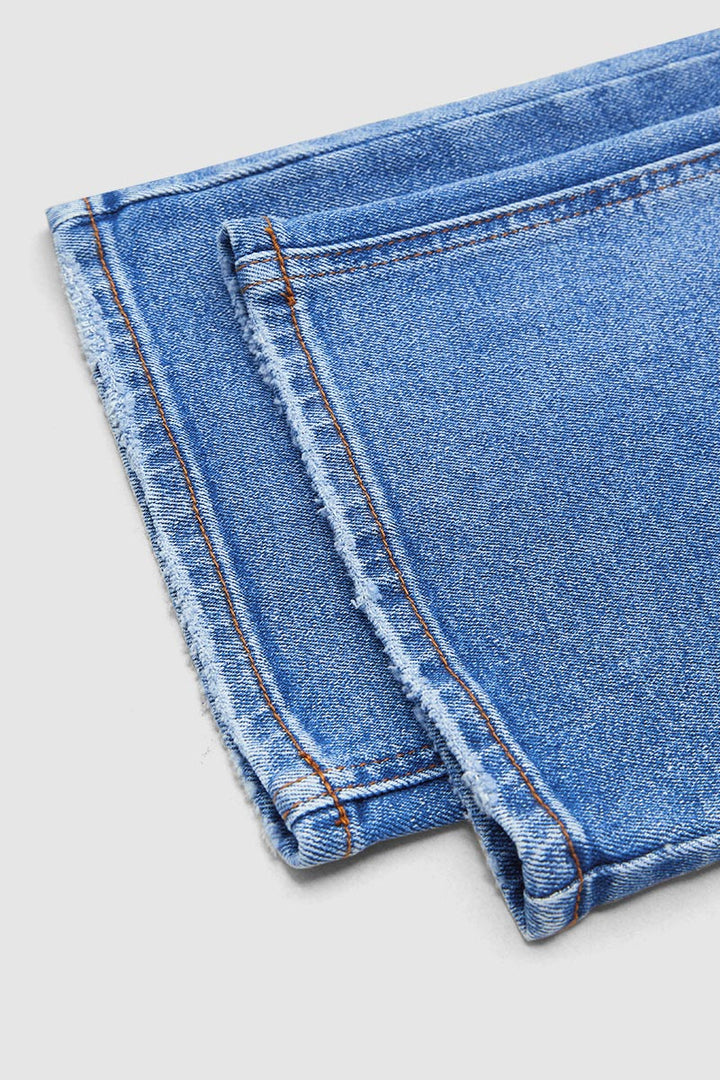 Detail: Verschluss der klassischen Damen Jeans, mittelhoher Bund, hochwertige Denim-Qualität.