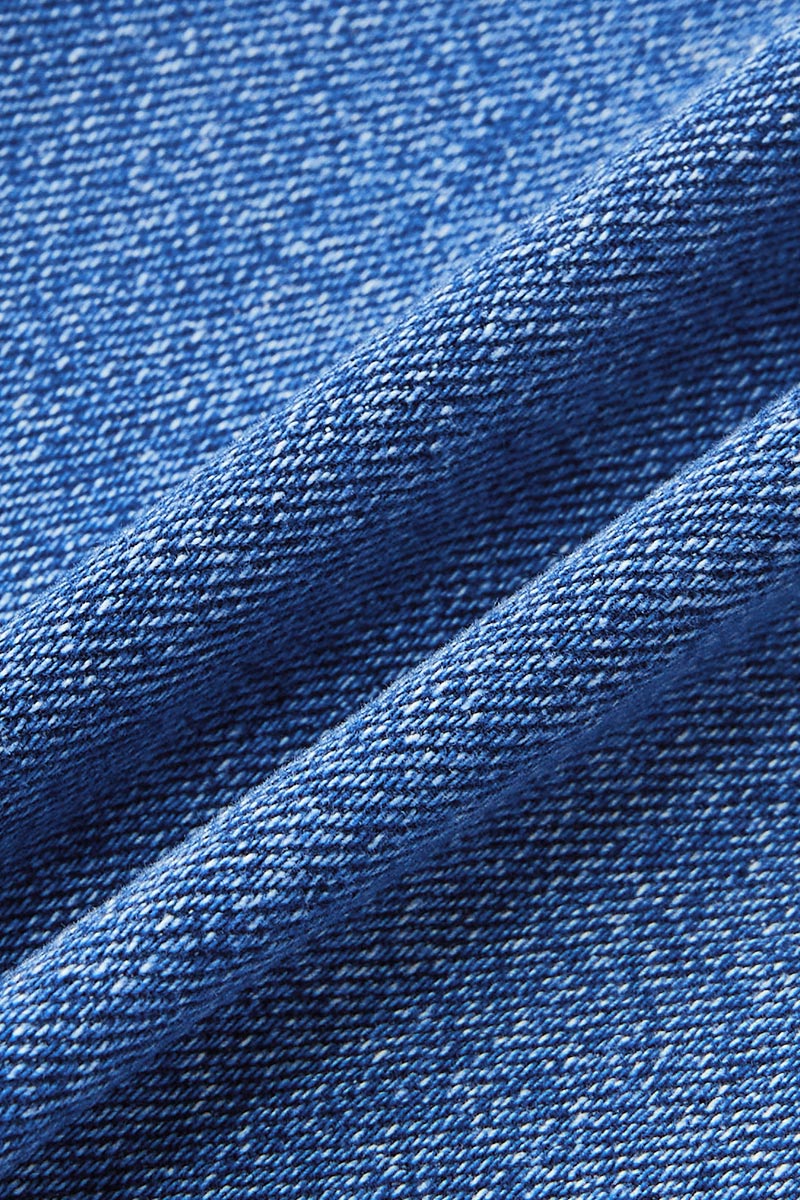 Gesäßtasche der blauen Damen Jeans, gerades Bein, robuste Denimhose für den täglichen Gebrauch.
