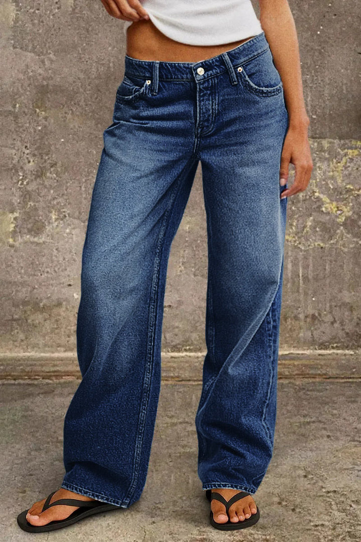 Vollansicht: Zeitlose Damen Jeans, mittelhoher Bund, gerades Bein, dunkelblau, bequemer Alltagsstil.