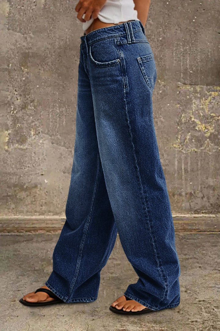 Produktbild: Gefaltete Damen Jeans, klassischer Schnitt, mittelhoher Bund, blaue Denim Hose.