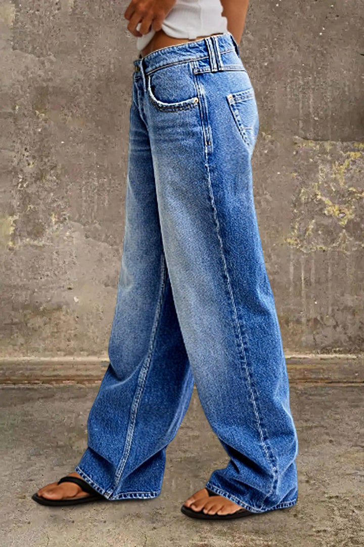 Detailaufnahme: Mittelhoher Bund der bequemen Damen Jeans, ideal für Freizeit & Komfort.