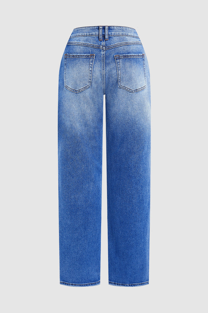 Blaue Damen Jeans, gerades Bein, perfekt kombiniert mit Schuhen für entspannte Freizeitmode.