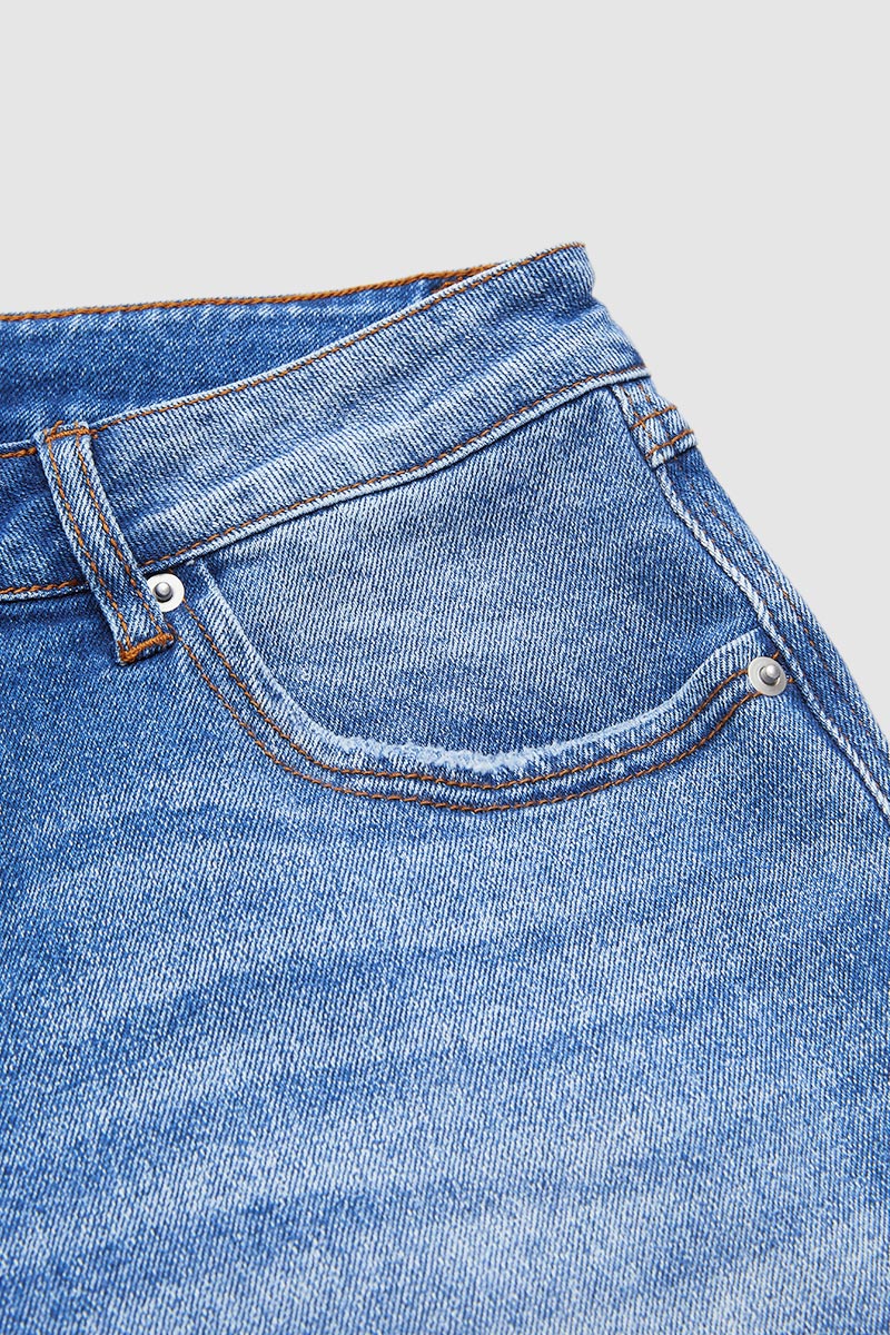 Bequeme Damen Jeans mit mittelhohem Bund, ideal für entspannte Momente, klassischer Schnitt.