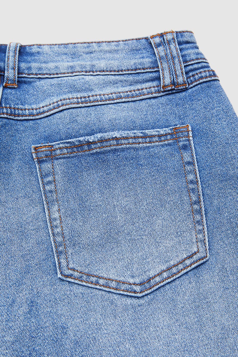 Dunkelblaue Damen Jeans mit gerader Passform, zeitlos und stilvoll, perfekt für dynamische Frauen.
