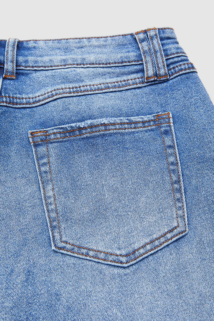 Dunkelblaue Damen Jeans mit gerader Passform, zeitlos und stilvoll, perfekt für dynamische Frauen.