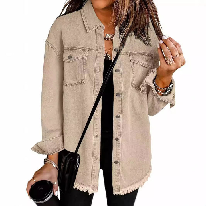 Damen Jeanshemd mit Fransensaum, Langarm und praktischen Brusttaschen. Lässiger Denim-Look für Freizeit.