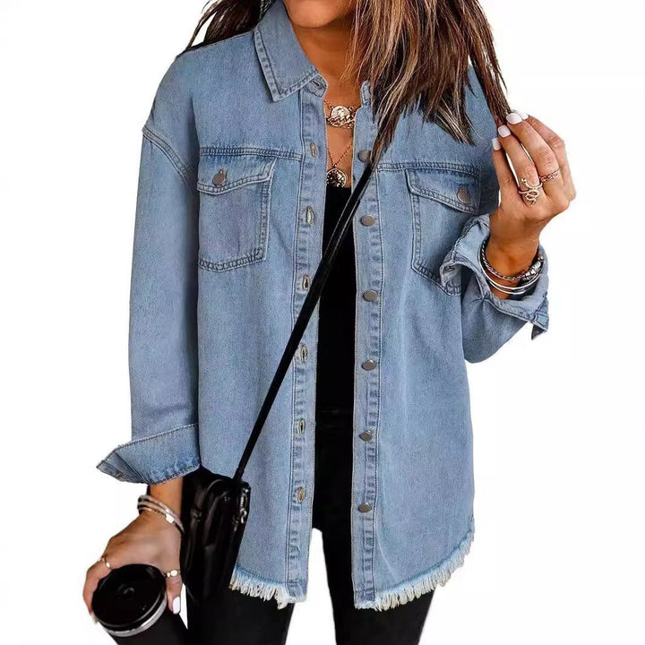 Vielseitiges Damen Denim Hemd mit Fransensaum, ideal für Schichtlooks oder solo getragen.