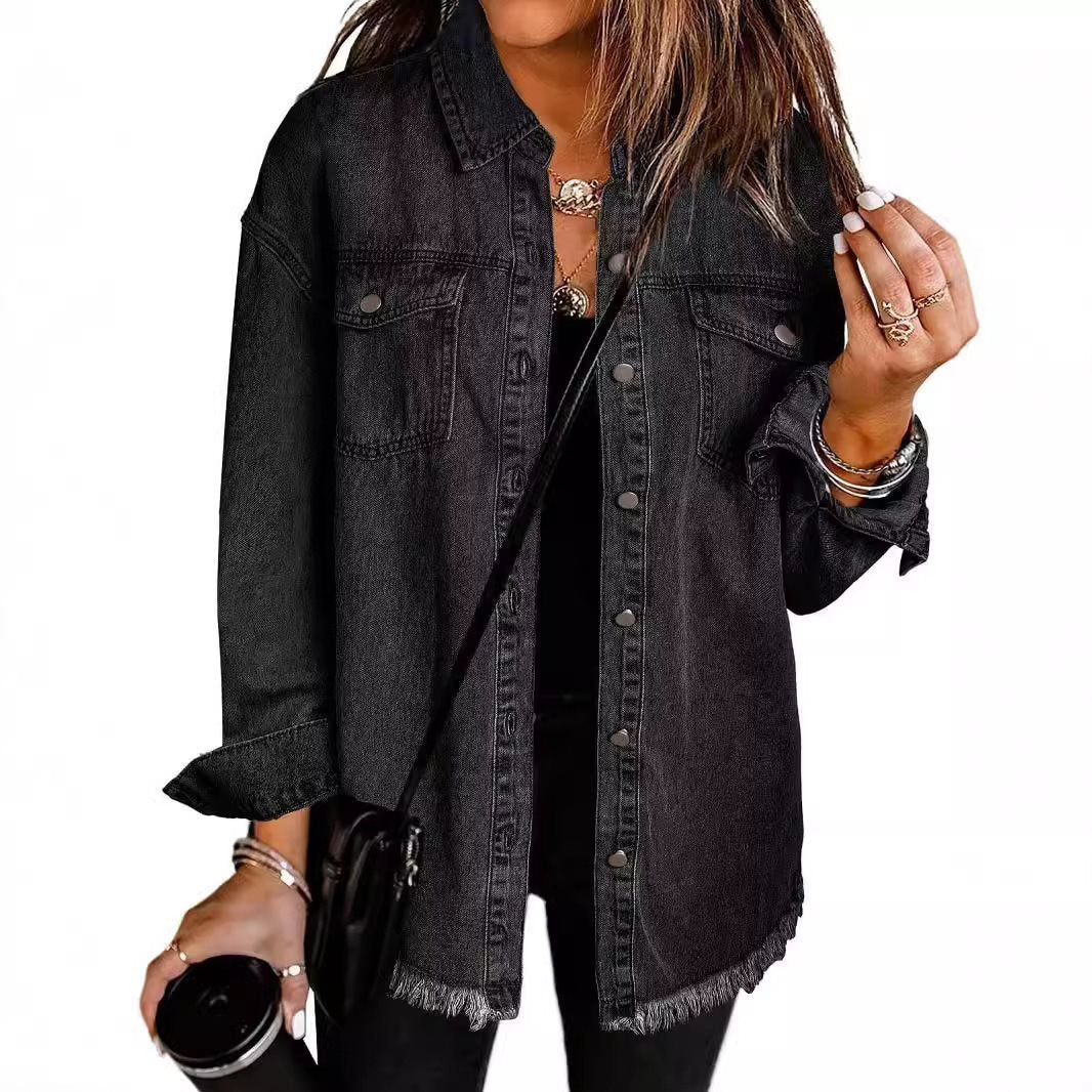 Modisches Damen Jeanshemd mit weitem Schnitt, Fransensaum und praktischen Brusttaschen.
