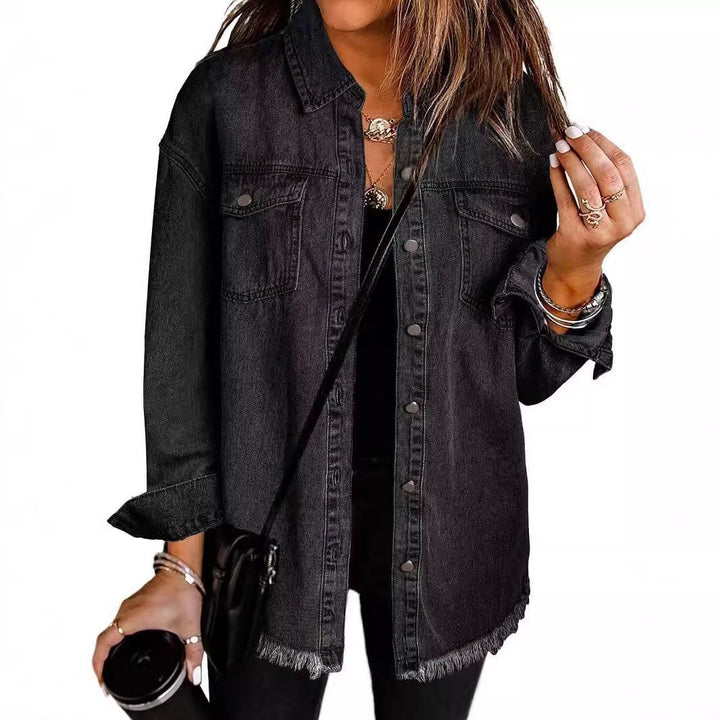 Modisches Damen Jeanshemd mit weitem Schnitt, Fransensaum und praktischen Brusttaschen.