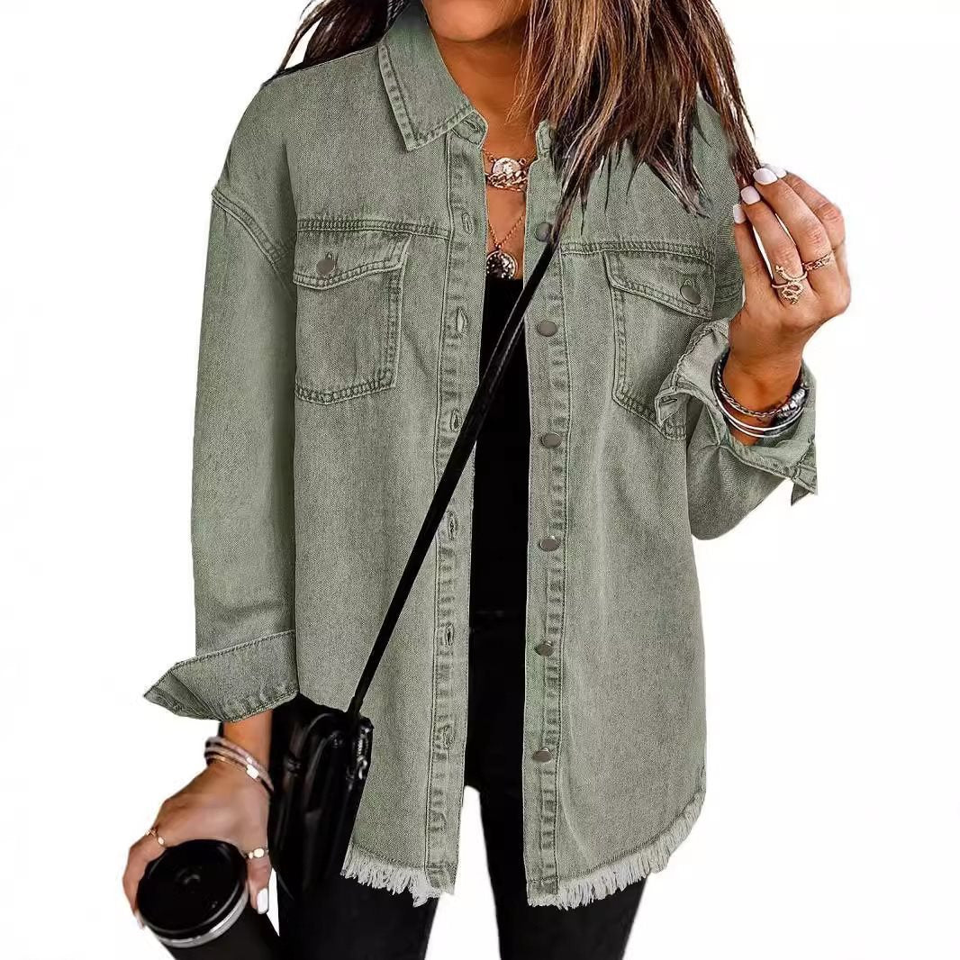 Damen Langarm Jeanshemd in hellem Denim, mit auffälligem Fransensaum. Perfekt für Frühling/Herbst.